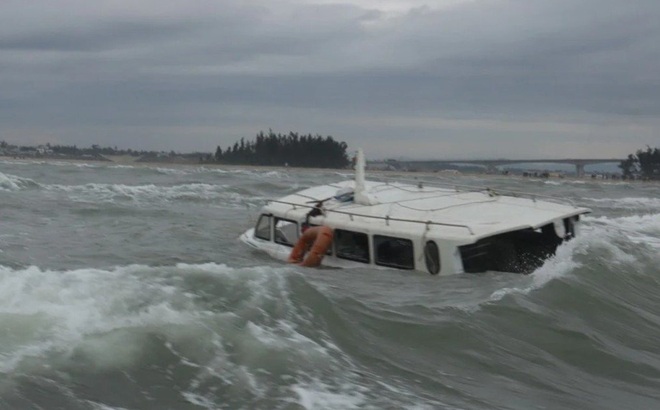 Chiếc ca nô mang BKS QNa - 1152 bị chìm trên vùng biển Cửa Đại.