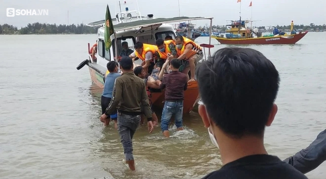 Hiện trường tìm kiếm, cứu hộ nạn nhân vụ chìm cano thảm khốc ở biển Cửa Đại - Ảnh 8.