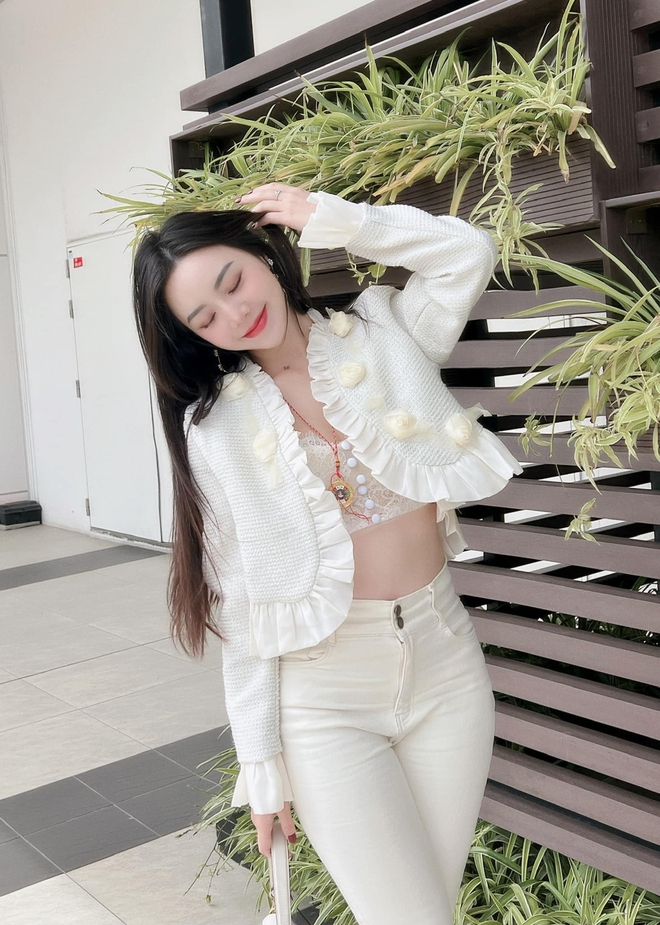 Quỳnh Kool diện croptop ren khoe vòng eo nuột nà - Ảnh 4.