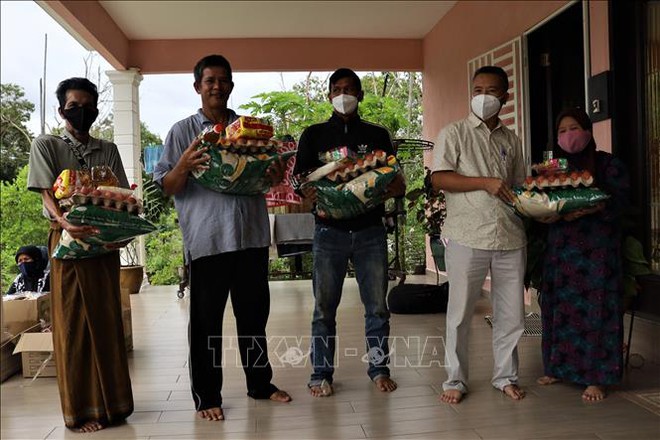 Đại sứ quán Việt Nam tại Malaysia tiếp tục hỗ trợ người Chăm khắc phục khó khăn  - Ảnh 1.