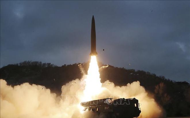 Một vụ phóng thử tên lửa dẫn đường chiến thuật đất đối đất do Học viện Khoa học Quốc phòng Triều Tiên tiến hành tại một địa điểm không xác định (Hình ảnh do Hãng thông tấn Trung ương Triều Tiên KCNA đăng phát ngày 28/1/2022). Ảnh minh họa: AFP/TTXVN