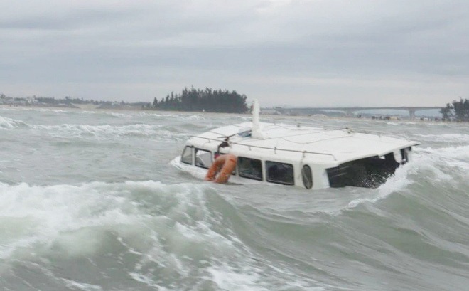 Chiếc ca nô gặp nạn trôi nổi trên biển