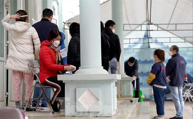 Người dân đến trạm y tế vào ngày 26/2. Ảnh: Nguyễn Trọng Tài