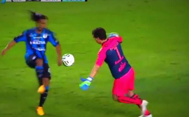 Ronaldinho cướp bóng ngay trước mũi giày thủ môn