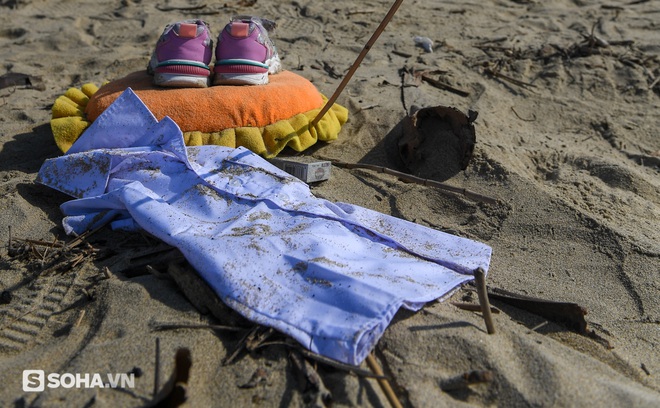 Áo, giày của nạn nhân được người nhà đặt trên bãi cát. Ảnh: Việt Hùng
