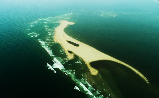 Cồn cát Khủng Long nằm ngoài khơi vùng biển Cửa Đại (ảnh được chụp năm 2019)