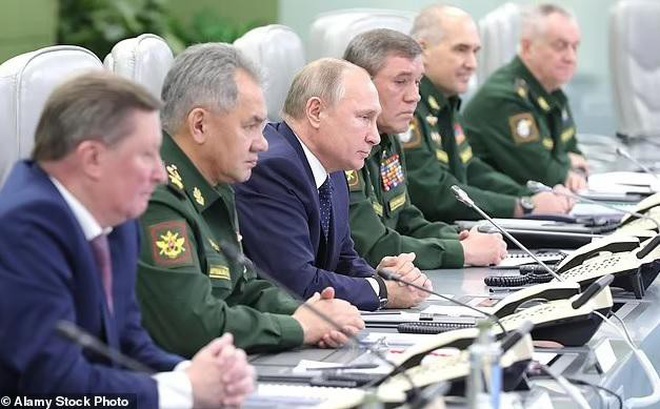 Tổng thống Nga Vladimir Putin và các tướng lĩnh Nga. Ảnh: Alamy.