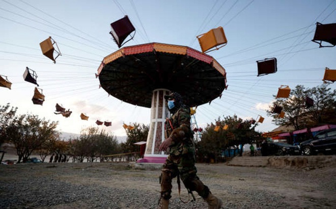 Một thành viên Taliban tại công viên giải trí ở hồ chứa nước Qargha. (Ảnh: Reuters)