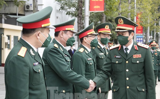 Lãnh đạo, chỉ huy BTL Bảo vệ Lăng đón Tổng Tham mưu trưởng Nguyễn Tân Cương tới viếng Lăng Bác và chúc Tết đơn vị