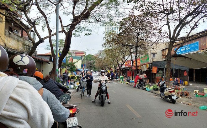 Chợ chính Nghĩa Tân chưa mở cửa, nhưng dọc hai bên đường trước cửa chợ các tiểu thương đã bày bán đủ các mặt hàng thực phẩm