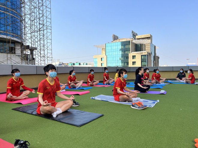 ĐT Việt Nam tập yoga trước trận quyết định tranh vé dự World Cup - Ảnh 1.