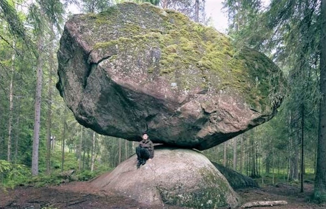 Những tảng đá giữ thăng bằng đáng kinh ngạc nhất trên thế giới - Ảnh 1.