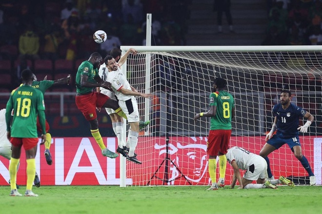 Ai Cập hạ chủ nhà Cameroon sau loạt luân lưu cân não, Salah sẽ đối đầu Mane ở chung kết Cúp châu Phi - Ảnh 3.