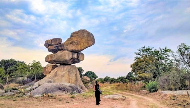Những tảng đá giữ thăng bằng đáng kinh ngạc nhất trên thế giới - Ảnh 9.