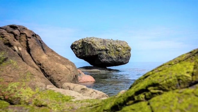 Những tảng đá giữ thăng bằng đáng kinh ngạc nhất trên thế giới - Ảnh 11.