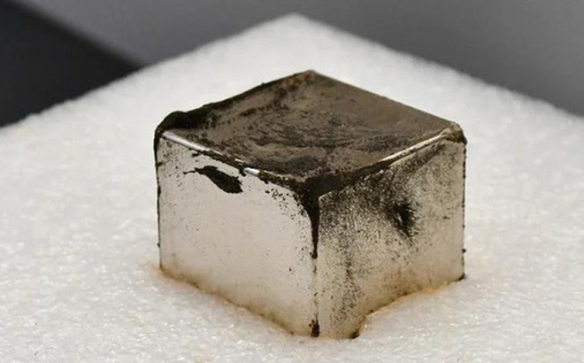Viên nam châm được dùng để thu thập các hạt kim loại li ti từ trầm tích đã hé lộ các thành phần thuộc về một vật thể ngoài hành tinh, một sao chổi tử thần - Ảnh: Michael Miller
