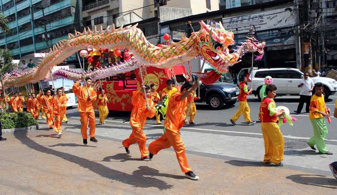 Bữa cơm sum họp gia đình dịp Tết ở Đông Nam Á trong cơn “bão giá” - Ảnh 4.