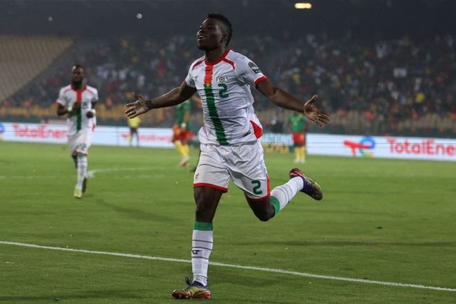 Cameroon lội ngược dòng khó tin tại Cúp châu Phi dù bị dẫn 3 bàn đến phút 70 - Ảnh 4.