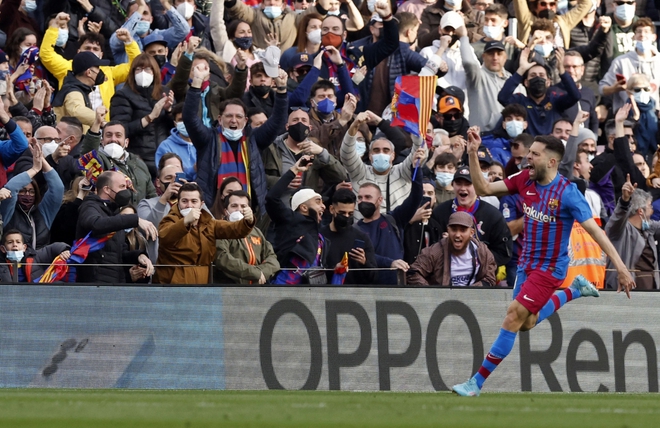 Dani Alves “bỏ bóng đá người”, Barca ngược dòng ấn tượng trước Atletico Madrid - Ảnh 1.