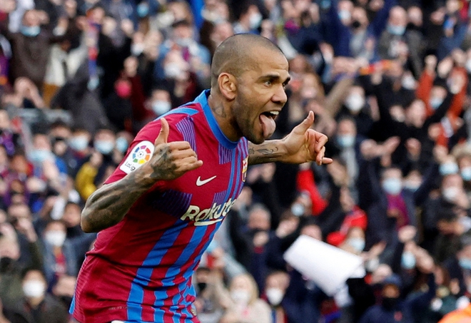 Dani Alves “bỏ bóng đá người”, Barca ngược dòng ấn tượng trước Atletico Madrid - Ảnh 2.