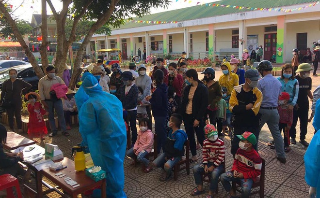 Cơ quan y tế tỉnh Nghệ An tiến hành test cho người dân nơi vừa phát hiện những ca nhiễm Covid-19 trong cộng đồng.