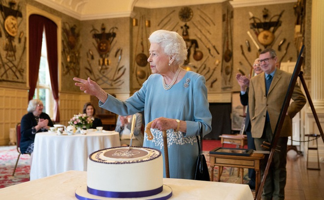 Nữ hoàng Elizabeth cắt bánh mừng 70 năm trị vì. Ảnh: Reuters
