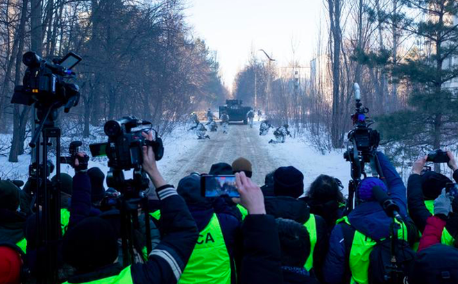Các phóng viên quốc tế được mời đến đưa tin về cuộc tập trận của Ukraine ở Chernobyl. (Ảnh: CNN)