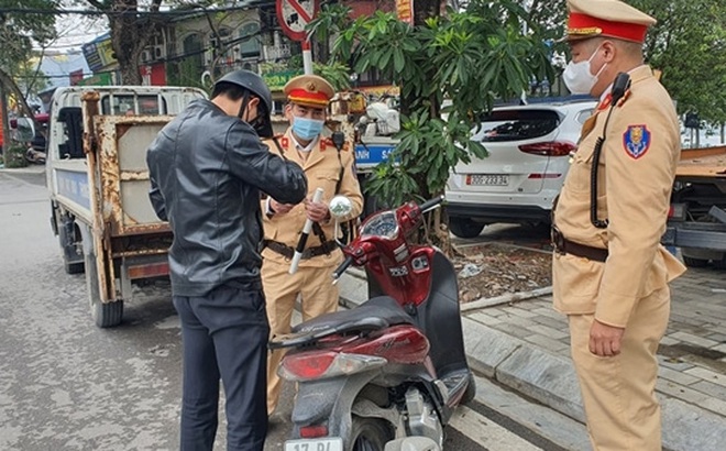 Tổ công tác kiểm tra giấy tờ phương tiện.