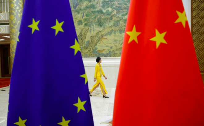 Quốc kỳ của EU và Trung Quốc. (Ảnh: Reuters)