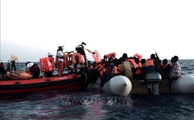 Lực lượng cứu hộ giải cứu người di cư trên vùng biển Địa Trung Hải. Ảnh tư liệu: AFP/TTXVN