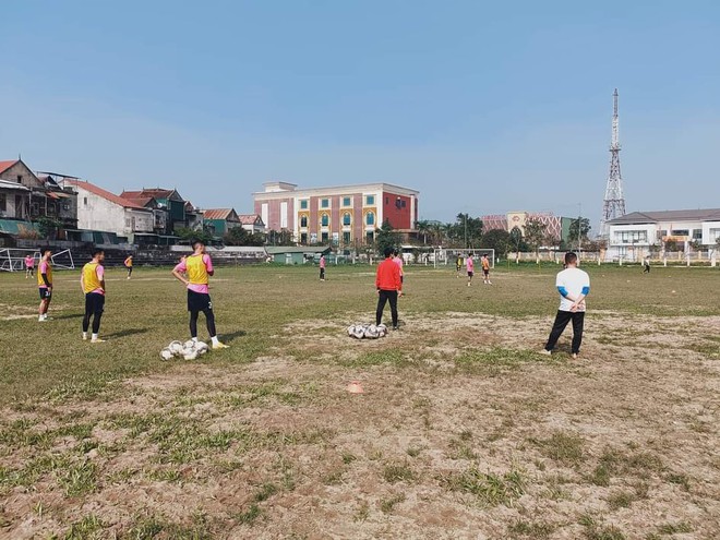 CLB Hà Tĩnh tập sân ruộng chuẩn bị đấu HAGL - Ảnh 2.