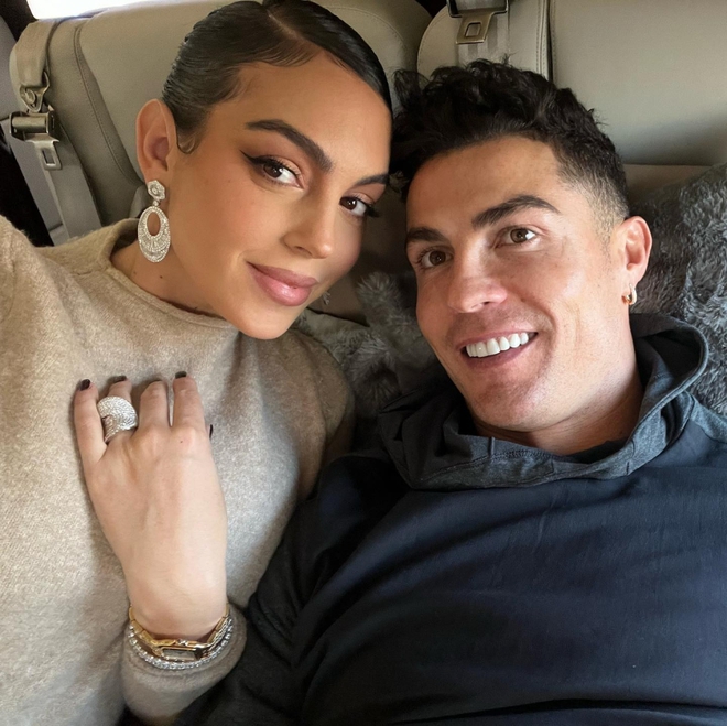 Chán nản sau trận cầu thất vọng của MU, Ronaldo đưa bạn gái lên chuyên cơ đi giải khuây - Ảnh 1.