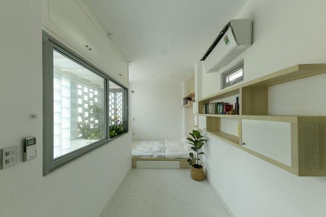 4 người ở trong ngôi nhà siêu mỏng 16,25 m² nằm cuối hẻm Bình Thạnh, Sài Gòn: Không hề bí bách hay mờ nhạt nhờ thiết kế cực độc đáo - Ảnh 16.