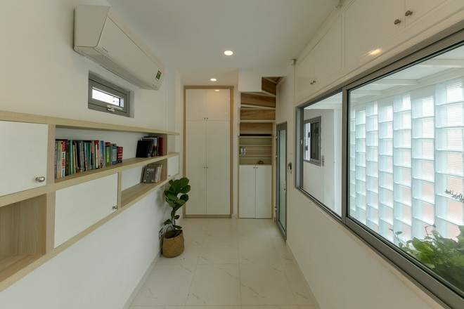 4 người ở trong ngôi nhà siêu mỏng 16,25 m² nằm cuối hẻm Bình Thạnh, Sài Gòn: Không hề bí bách hay mờ nhạt nhờ thiết kế cực độc đáo - Ảnh 17.