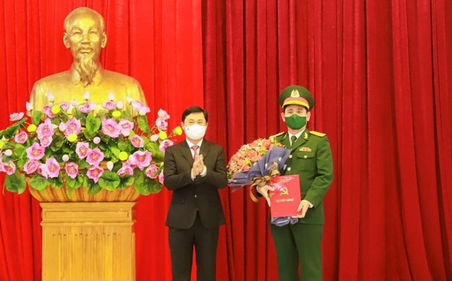 Bí thư Tỉnh ủy Nghệ An Thái Thanh Quý trao Quyết định và tặng hoa chúc mừng Thượng tá Phan Đại Nghĩa. Ảnh: Thành Duy