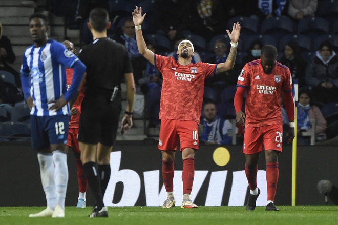 Sao Lyon rách đầu, chảy đẫm máu vì va chạm với Pepe - Ảnh 9.