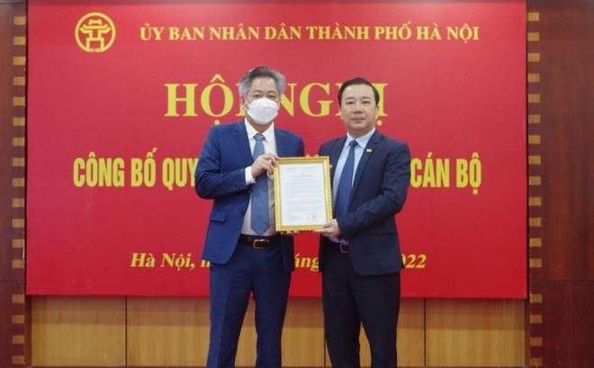 Ông Nguyễn Tiến Sỹ (trái) nhận Quyết định bổ nhiệm từ Phó Chủ tịch UBND thành phố Hà Nội.