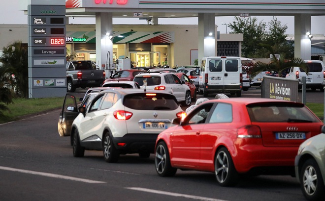 Các phương tiện chờ đổ xăng tại một trạm xăng ở Le Port, Pháp. Ảnh: AFP/TTXVN