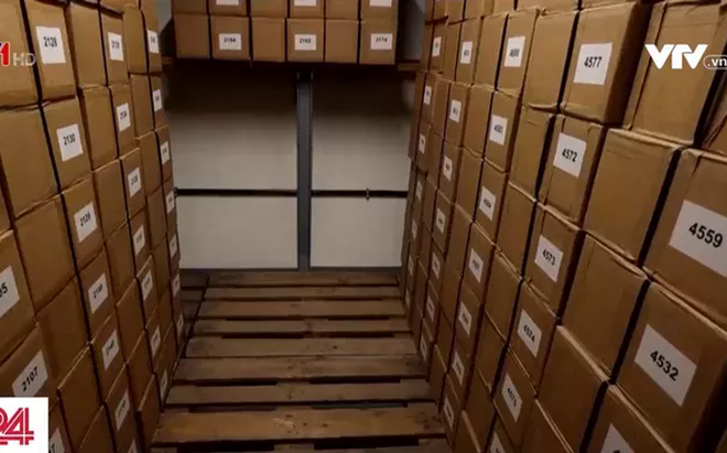 Khoảng 18.300 hộp chứa hàng triệu tờ tiền vẫn được cất giữ tại hầm tiền này.