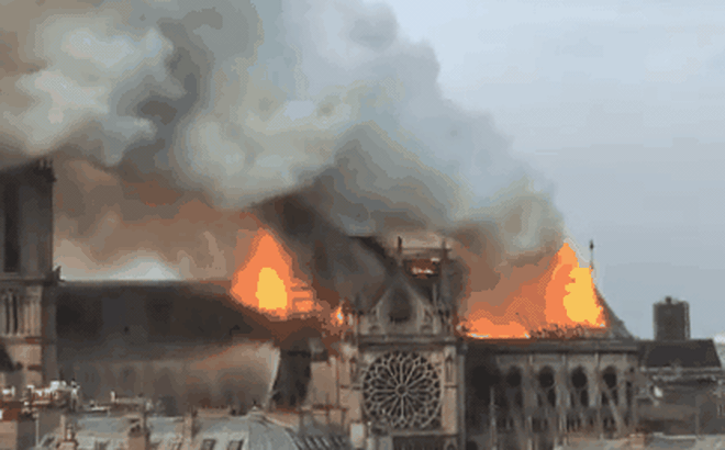 Trận hỏa hoạn tại nhà thờ Đức Bà Paris ngày 15/4/2019.