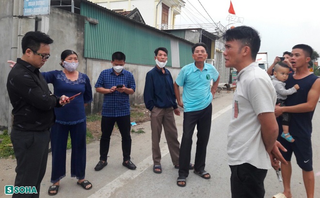 Người dân tập trung phản ánh về việc nhà máy bột cá "tra tấn" hàng chục hộ dân nhiều năm qua.