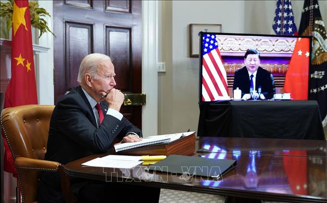 Tổng thống Mỹ Joe Biden (trái) và Chủ tịch Trung Quốc Tập Cận Bình trong cuộc điện đàm ngày 15/11/2021. Ảnh tư liệu: AFP/TTXVN