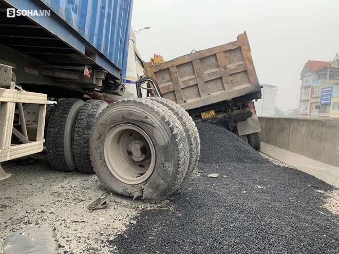 Đường Vành đai 3 Hà Nội ùn tắc nhiều giờ sau cú tông rụng bánh giữa container và xe tải - Ảnh 5. Đường Vành đai 3 Hà Nội ùn tắc nhiều giờ sau cú tông rụng bánh giữa container và xe tải - Ảnh 5.