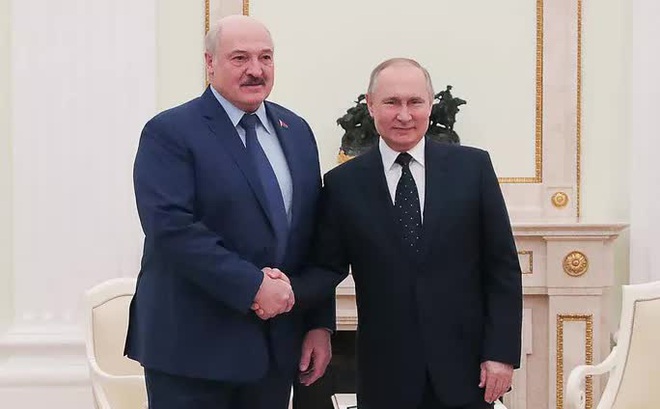 Tổng thống Nga Vladimir Putin (phải) và Tổng thống Belarus Alexander Lukashenko. Ảnh: TASS