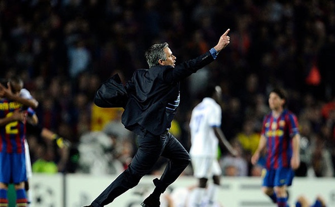 Mou ăn mừng cuồng nhiệt khi giúp Inter loại Barca ở Champions League 2009–10