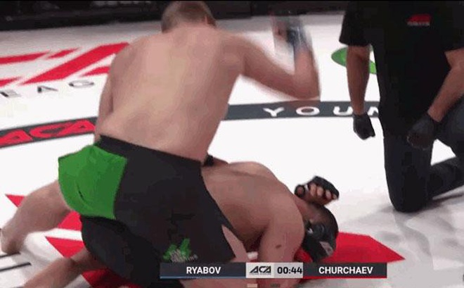 Vyacheslav Ryabov hạ knock-out đối thủ.