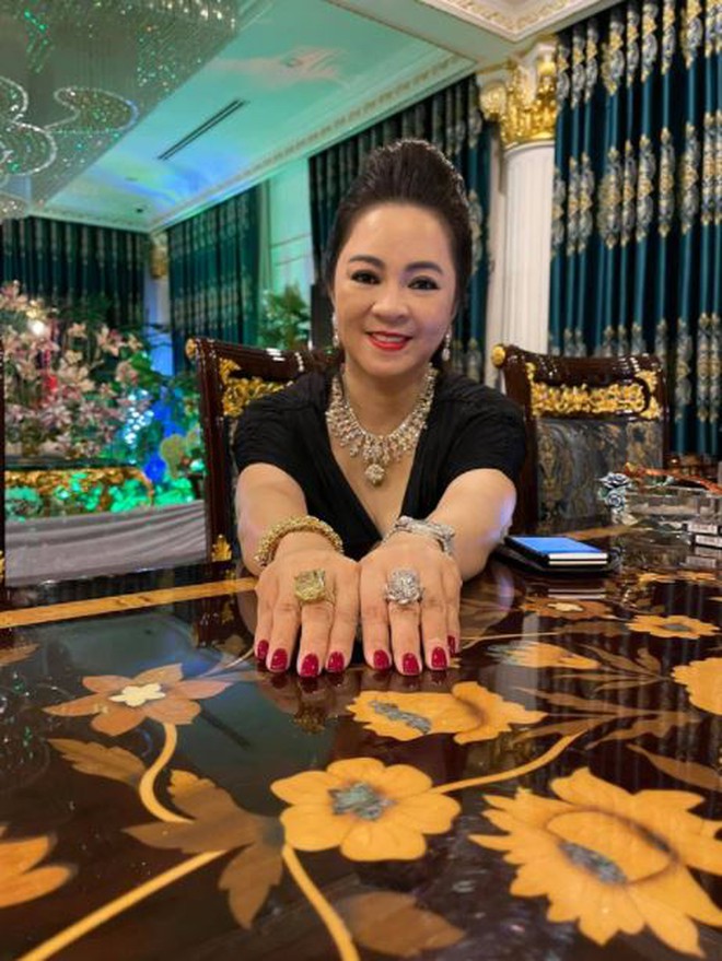 Bà Nguyễn Phương Hằng khoe kim cương nguyên mâm, sổ đỏ cân ký