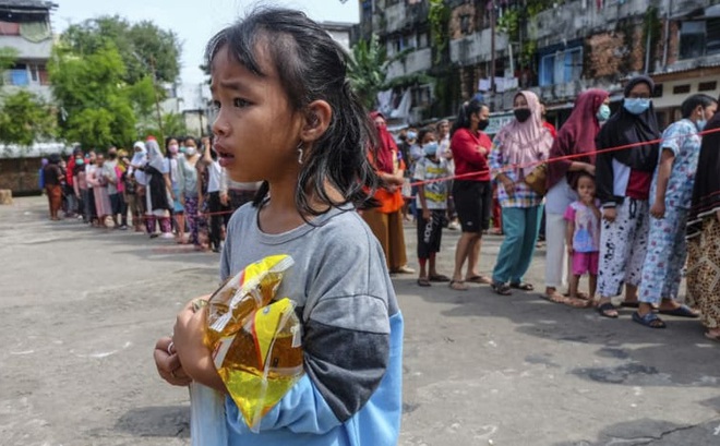 Người dân xếp hàng chờ mua dầu ăn giá rẻ ở Palembang, Indonesia. Ảnh: AFP