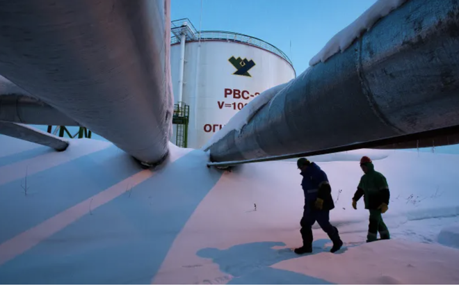 Đường ống dẫn đến các bể chứa dầu tại nhà máy xử lý của Công ty Phát triển Dầu khí Salym, Nga. Ảnh: Getty Images