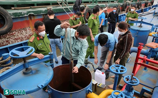 Cơ quan công an kiểm tra số xăng lậu trên tàu Xuân Sơn 05.